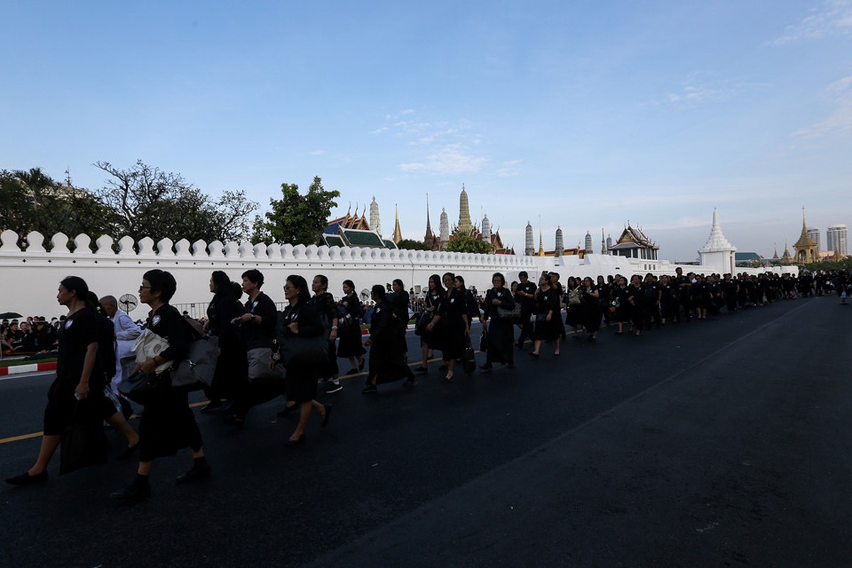 Bien nguoi nghen ngao tien biet Vua Bhumibol trong dam tang the ky